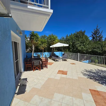 Villa Skala - - Sleeps 7 - Parking - Garden
