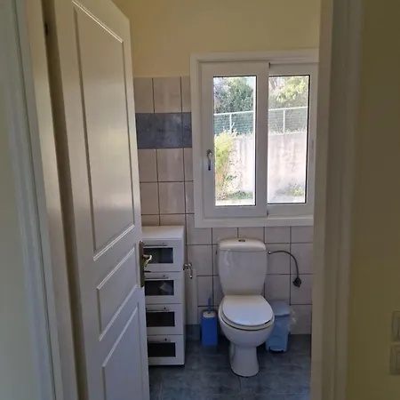 Villa Skala - - Sleeps 7 - Parking - Garden