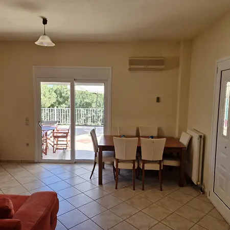 Villa Skala - - Sleeps 7 - Parking - Garden