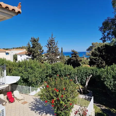 Villa Skala - - Sleeps 7 - Parking - Garden