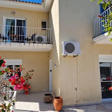 Villa Skala - - Sleeps 7 - Parking - Garden