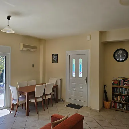 Villa Skala - - Sleeps 7 - Parking - Garden *