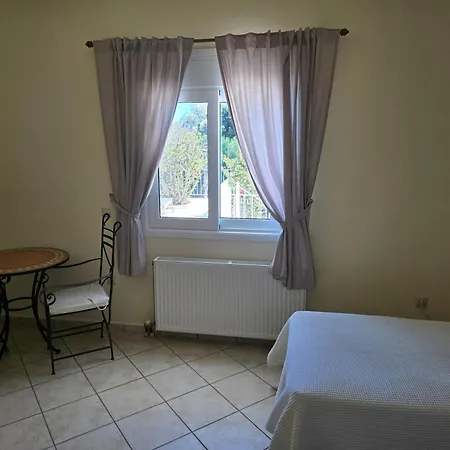 Villa Skala - - Sleeps 7 - Parking - Garden