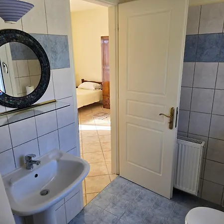 Villa Skala - - Sleeps 7 - Parking - Garden