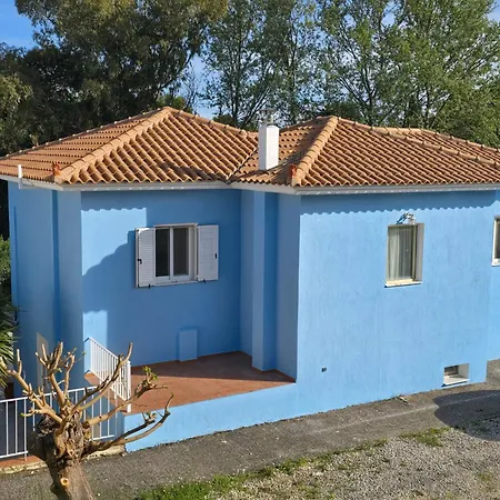 Villa Skala - - Sleeps 7 - Parking - Garden