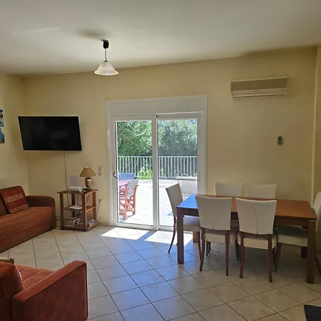 Villa Skala - - Sleeps 7 - Parking - Garden *